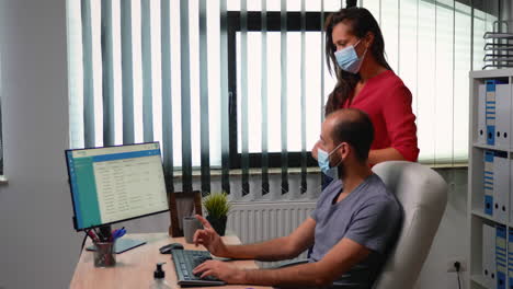 hombre con máscara mostrando lista de clientes