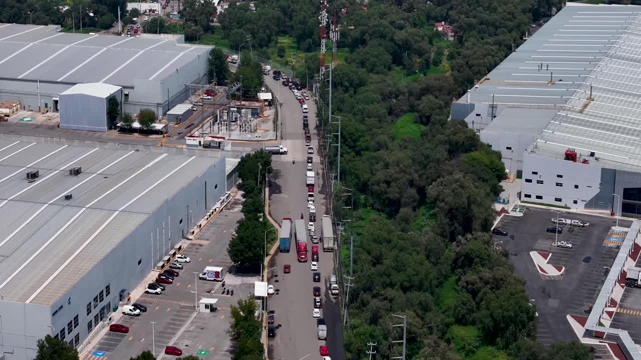 Following the line of heavy and light vehicles from the industrial area of Cuautitlán Izcalli, waiting for the traffic light change that grants access to Tepotzotlán, State of Mexico