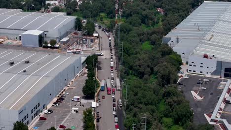 following the line of heavy and light vehicles from the industrial area of cuautitlán izcalli, waiting for the traffic light change that grants access to tepotzotlán, state of mexico