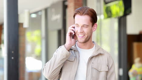 Mann-Mit-Einkaufstüten-Geht-Ans-Telefon