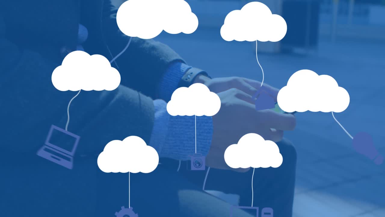 animación de nubes con dispositivos electrónicos sobre un empresario caucásico que usa un teléfono inteligente