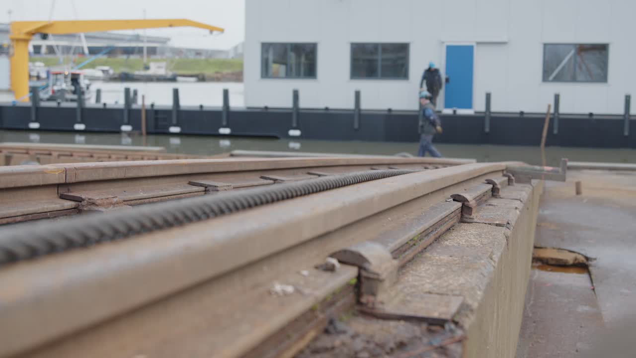 배를 항구로 내리는 케이블이 천천히 발사되고 있습니다.