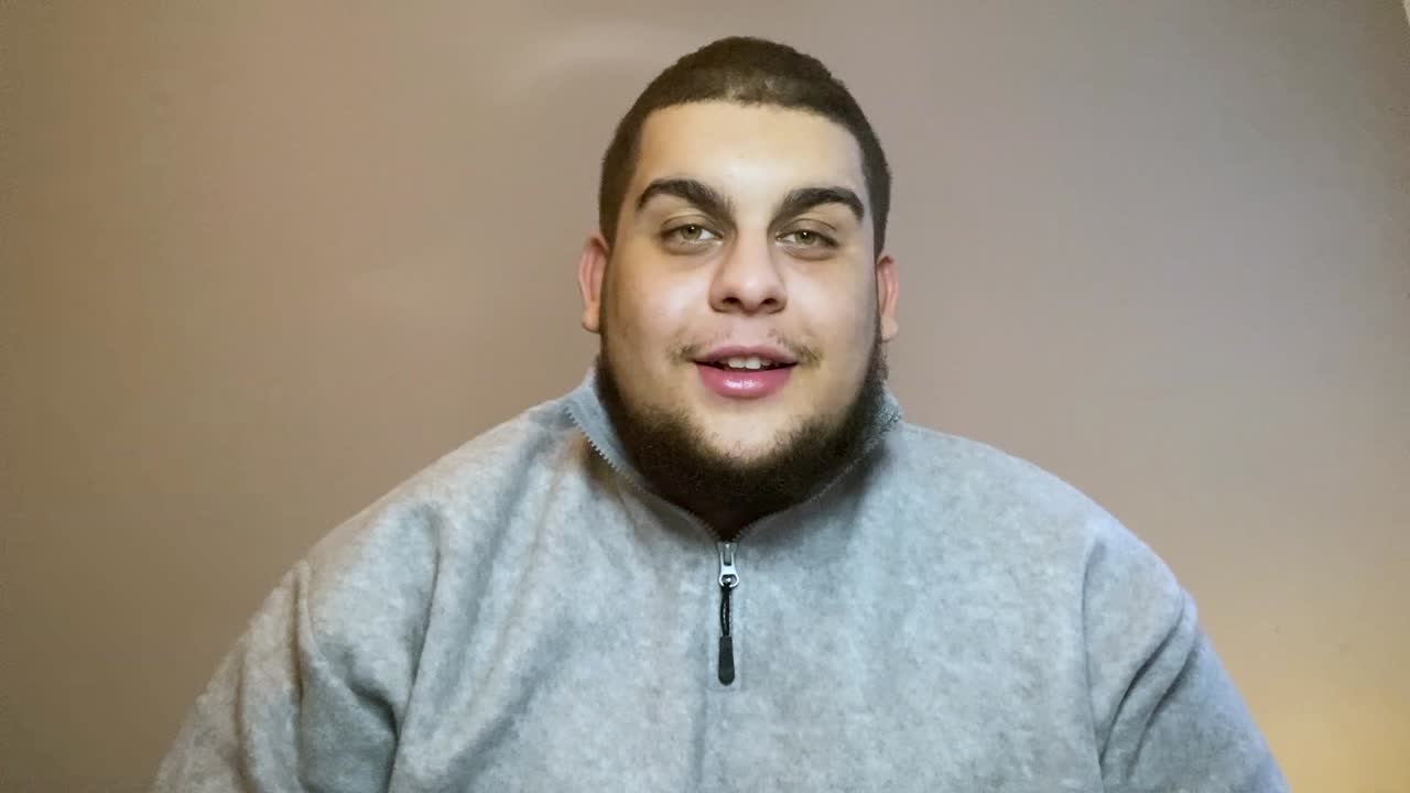 카메라에 직접 손을 흔들며 인사하는 젊은 대학생