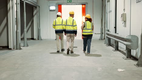 construcción, caminar y la espalda de las personas