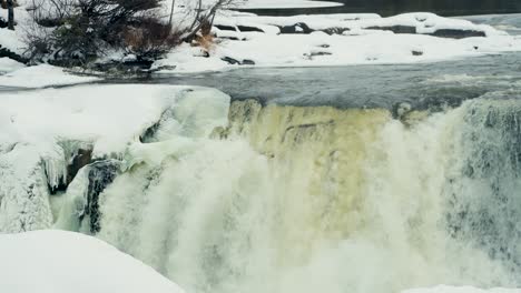 Eine-4K-Schwenkaufnahme-Der-Umwelt,-Natur,-Tourismus,-Reisen,-Wahrzeichen,-Gefrorener-Winter,-Pisew-Kwasitchewan-Falls,-Wasserfall,-Provinzpark-In-Der-Nähe-Von-Thompson,-Manitoba,-Nördliche-Arktische-Kanada-Landschaft