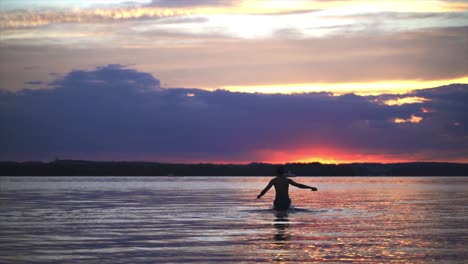 persona corriendo en el agua al atardecer