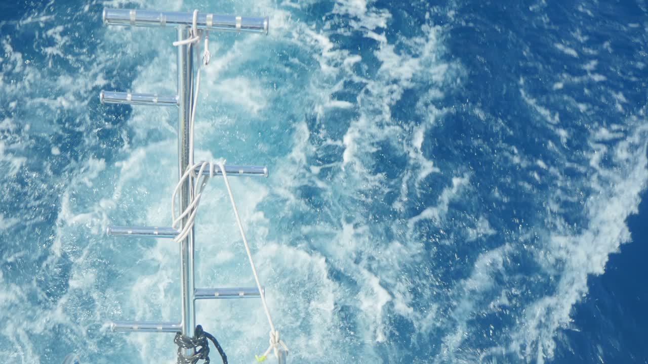 보트 뒤에서 거품이 이는 물