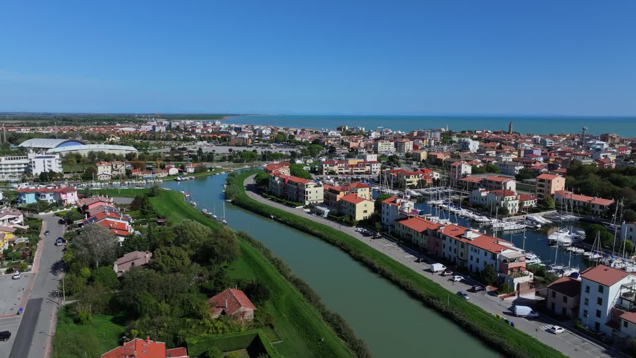 Bellissimi canali verdi e moderni e città, Darsena dell'Orologio a Caorle, Città Metropolitana di Venezia