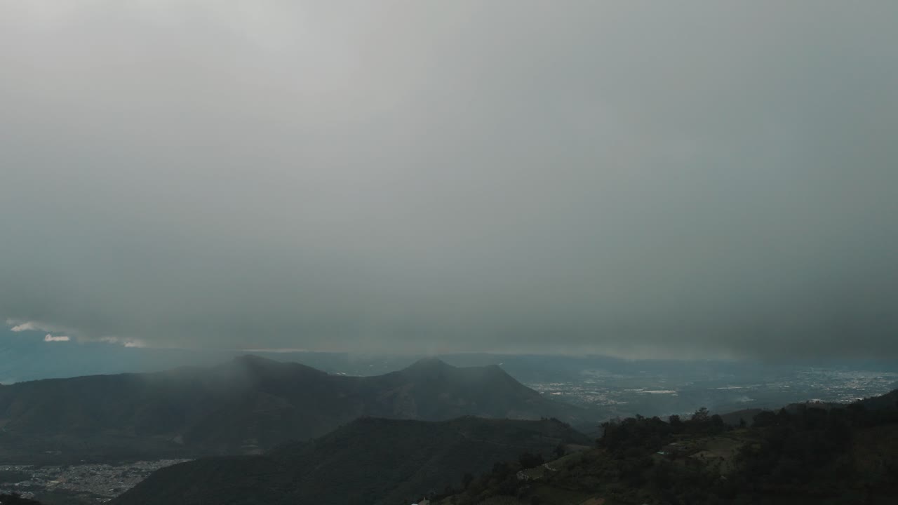 중앙 아메리카에서 흐린 안개가 자욱한 날 동안 산 위로 드론 공중 높은