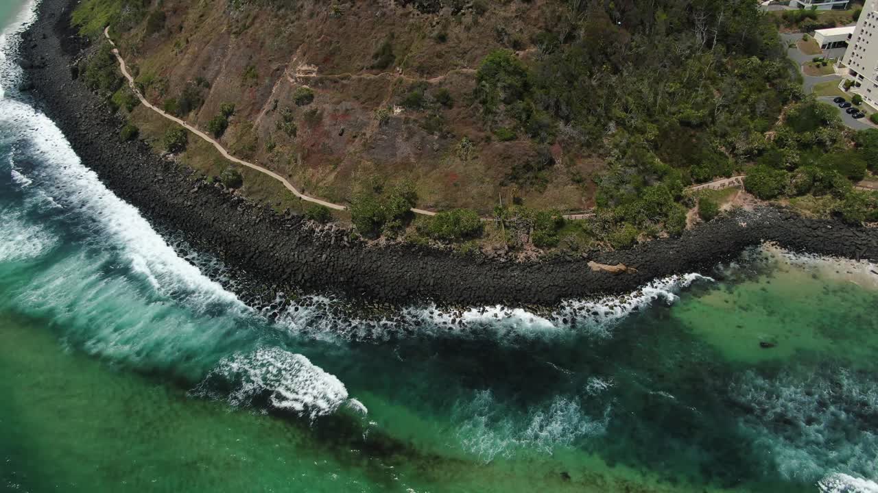 Aallot lyövät rantaviivaan Burleigh Headsissa, Gold Coastilla.
