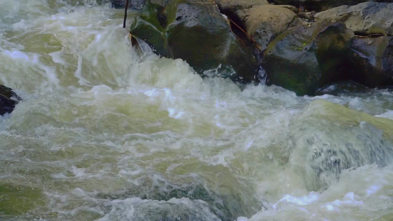 바위를 통해 물 강 코스