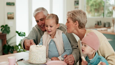 Pastel-De-Cumpleaños,-Velas-Y-Abuelos-Celebran