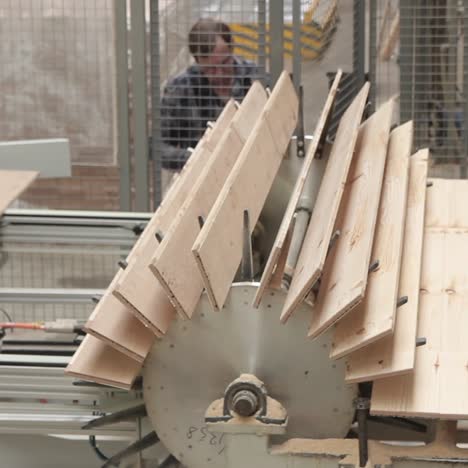 producción de tableros para pisos en la fábrica