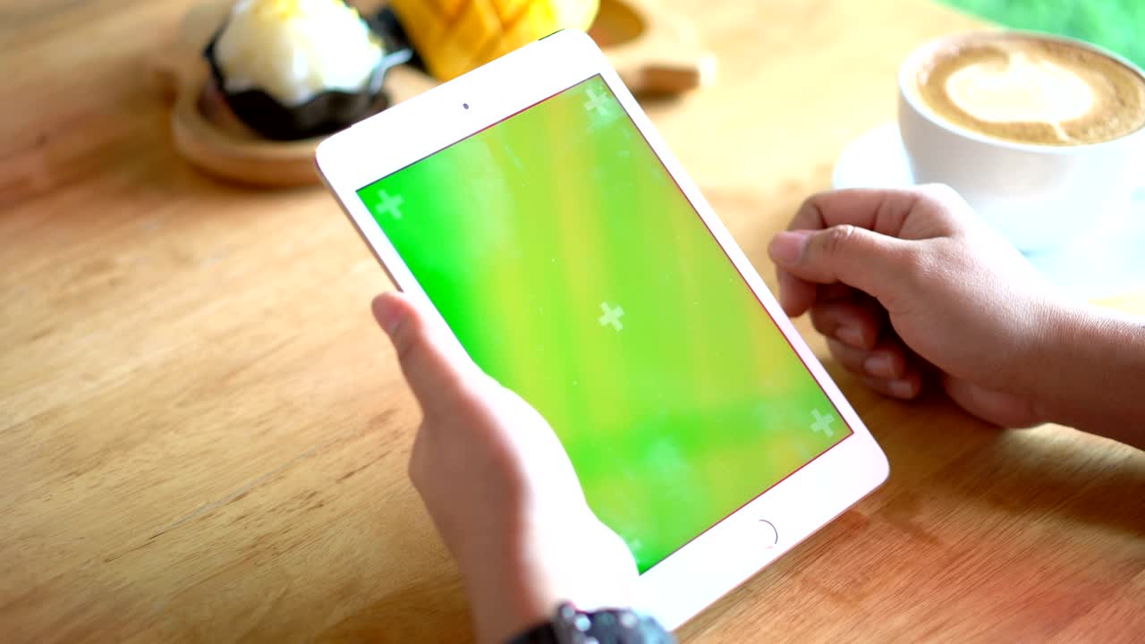 manos usando un teléfono inteligente con pantalla verde