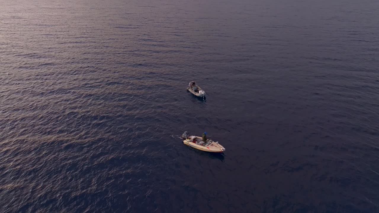 Barche galleggiano placidamente all'alba in mare aperto, Lefkada, Grecia