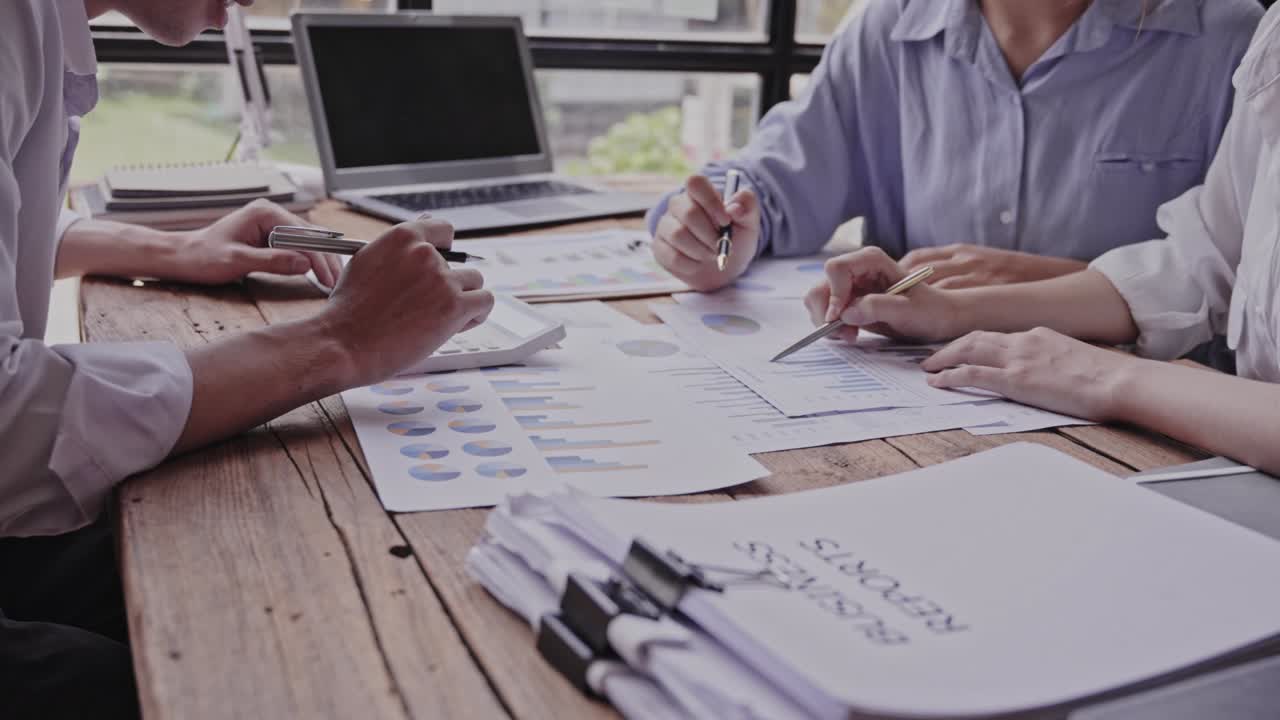 joven creativo tormenta de ideas de negocios reunión planificación de negocios idea de diseño