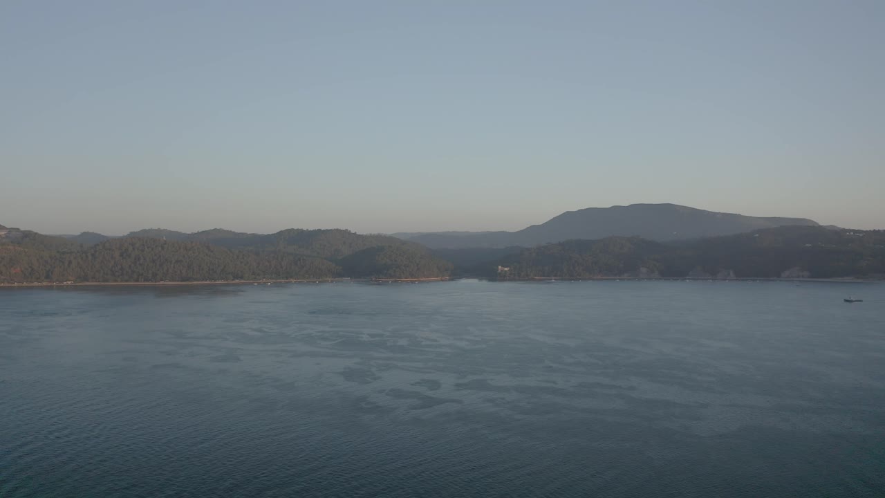 거대한 놀라운 일출, alentejo의 숲에서 강의 전망