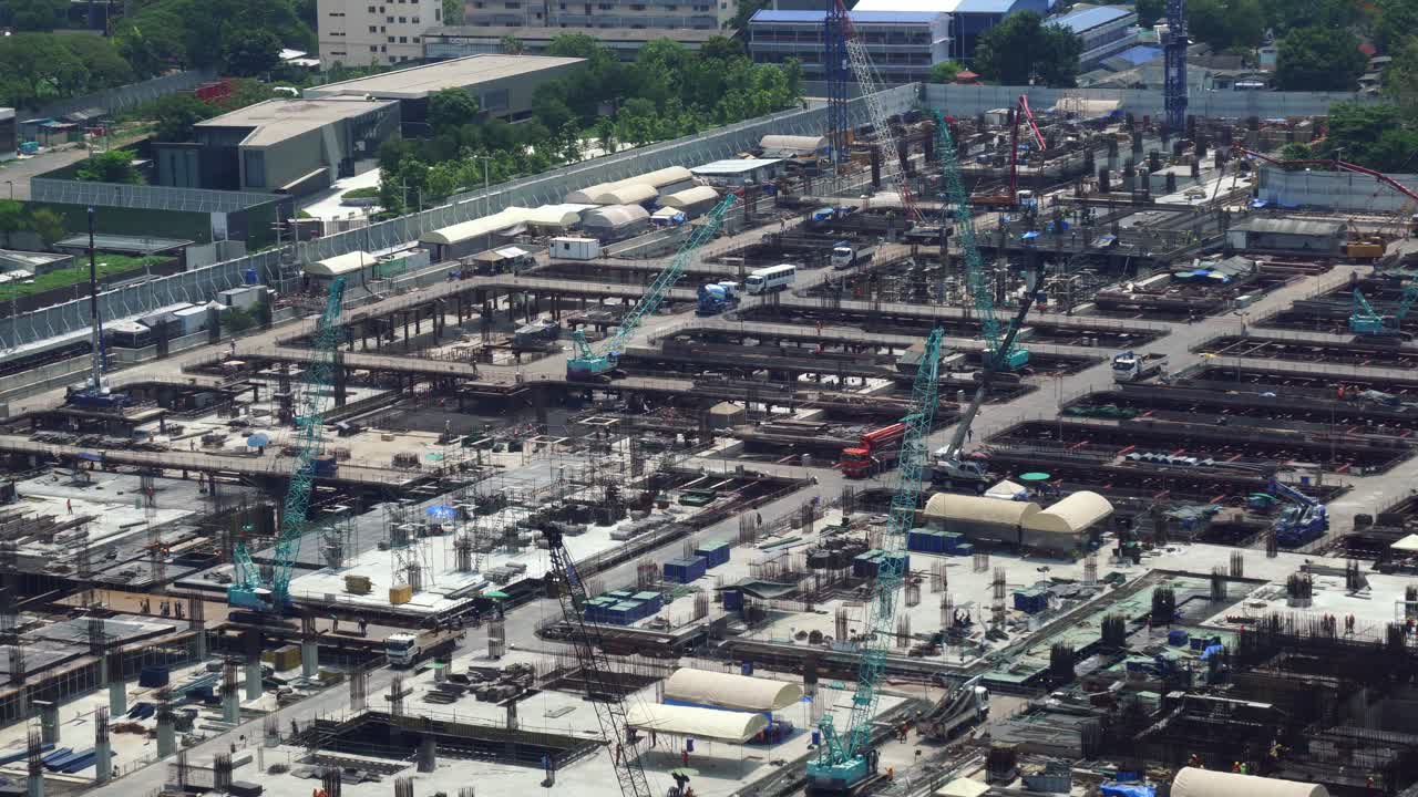 gran sitio de construcción con maquinaria de construcción pesada en la metrópolis