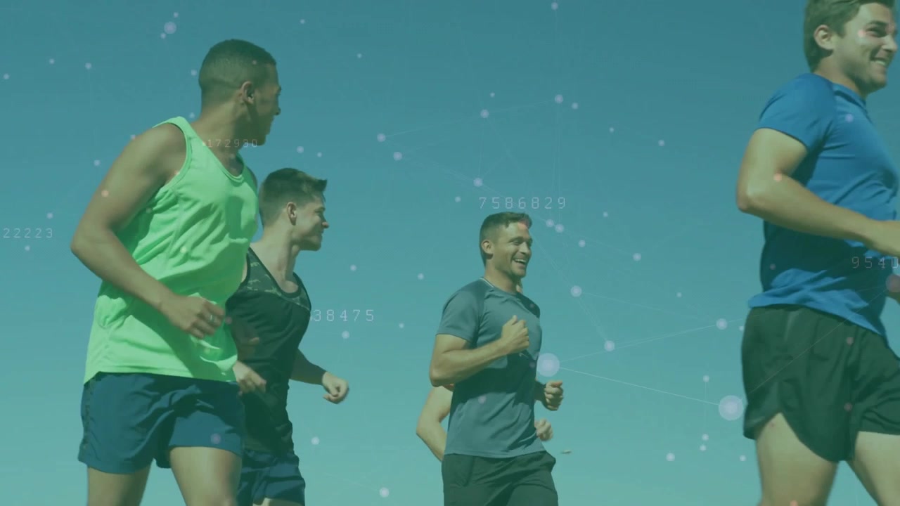Sei uomini che fanno jogging verso destra, con quello in maglia blu che dà il ritmo per il fitness, telecamera che traccia sovrapposizioni numeriche.
