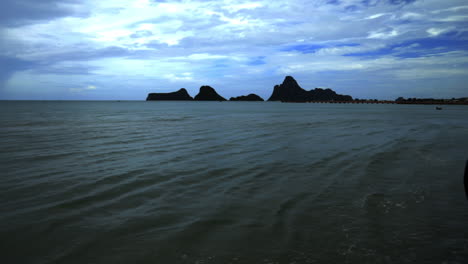 Blick-Auf-Die-Bucht-Und-Die-Wolken-Vom-Strand-Aus