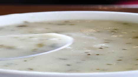 sopa cremosa en un cuenco blanco