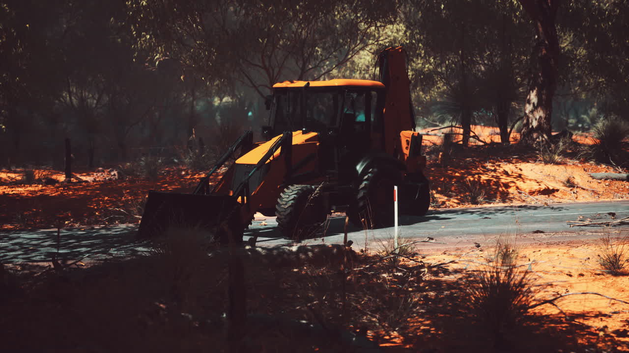 덤불 숲 에 있는 발굴기 트랙터