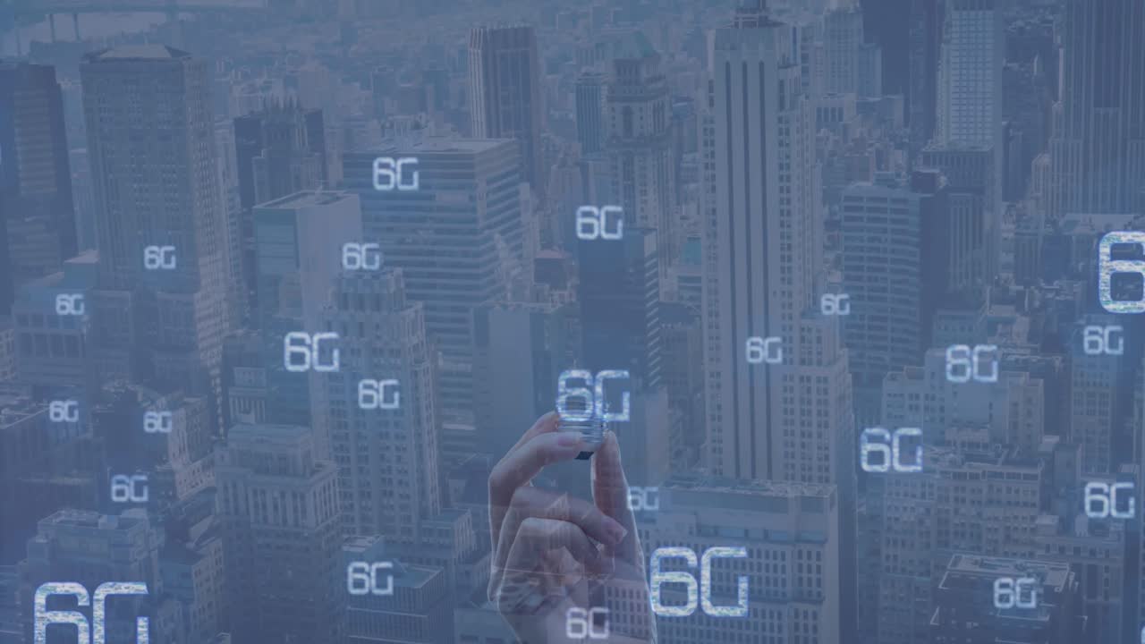 6g 애니메이션과 도시 풍경 위에 전구를 가진 백인 여성의 손