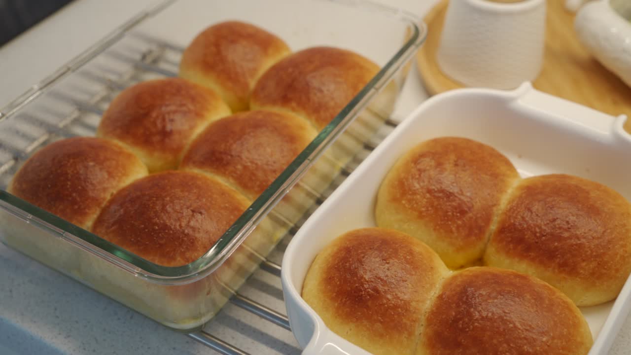 집에서 만든 둥근 모양의 부드러운, 오븐에서 구운 저녁 롤