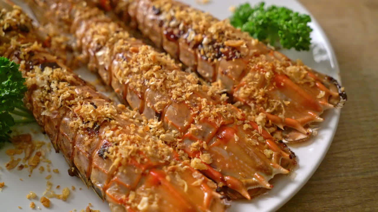 흰 접시에 마늘을 넣은 사마귀 새우 볶음