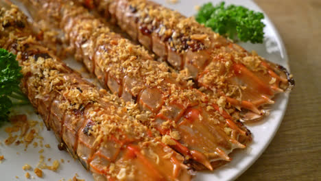 흰 접시에 마늘을 넣은 사마귀 새우 볶음