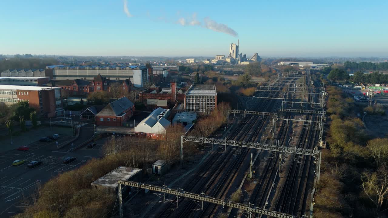 Drönarvy över stora järnvägsspår och industrifabriker vid West Coast Main Line i Rugby, Storbritannien.