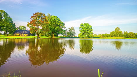 Timelapse-De-Una-Puesta-De-Sol-En-El-Campo-Con-Hermosos-Reflejos-En-Un-Lago