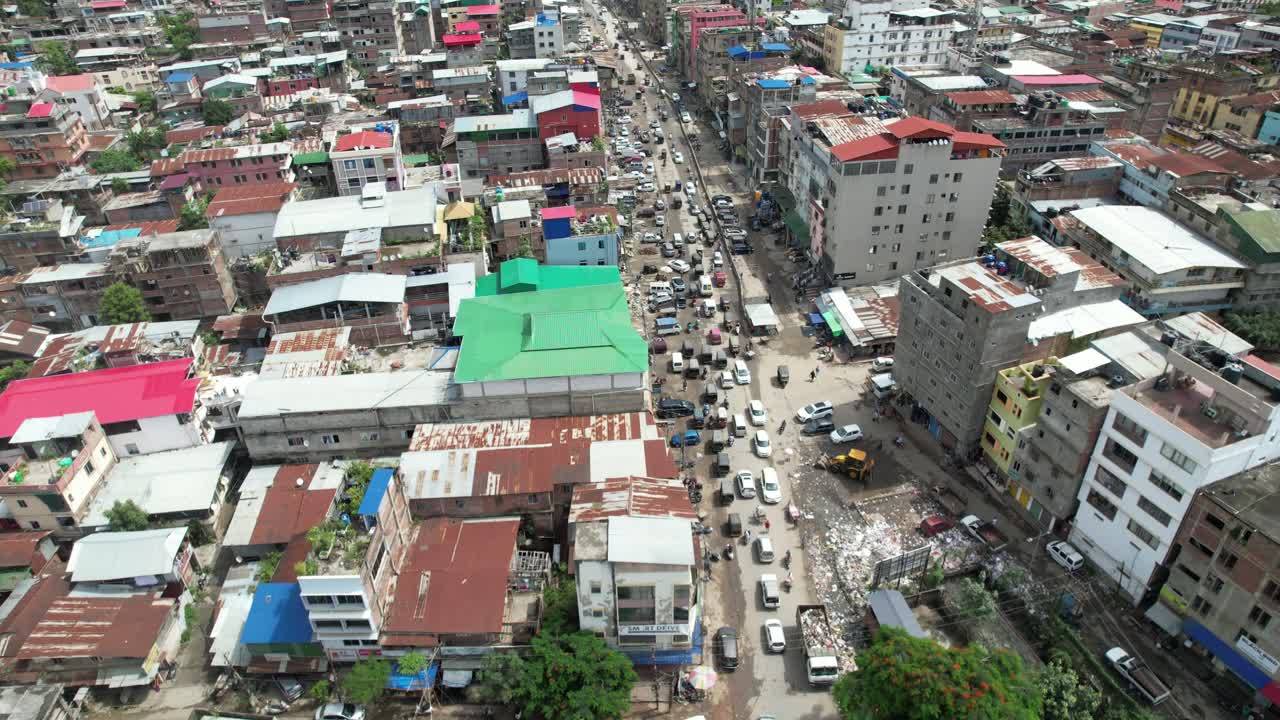 인도의 건물, 자동차, 사람, 교량 등의 공중 드론 샷