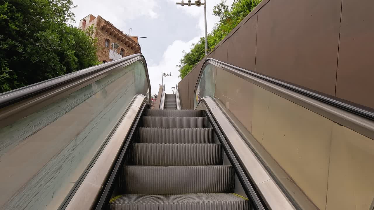Untersicht einer modernen Rolltreppe in einer Stadt in Barcelona.