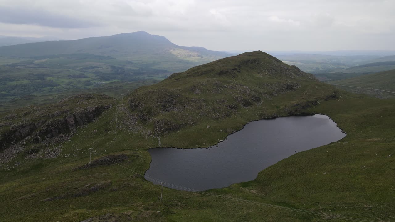 líneas eléctricas en las montañas galesas cerca de blaenau ffestiniog imágenes aéreas 4k