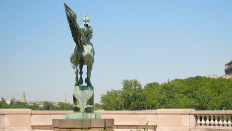 ángulo posterior de la estatua la france renaissante situada en parís a plena luz del día - estatua histórica