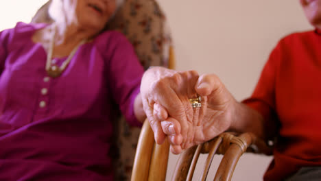 sección media de una pareja de ancianos tomados de la mano en un hogar de ancianos 4k