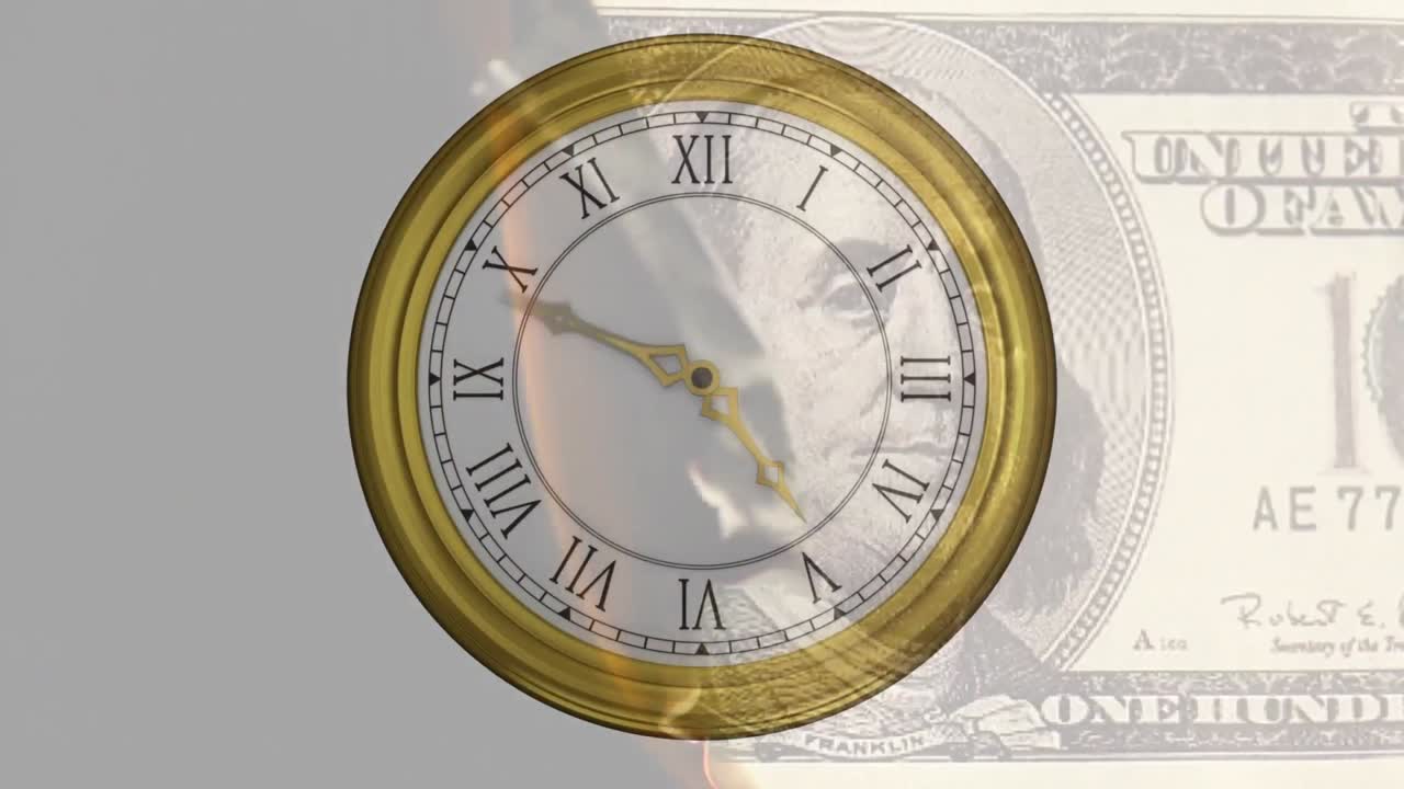 Animación de reloj marcando el tiempo sobre un billete de dólar estadounidense ardiendo