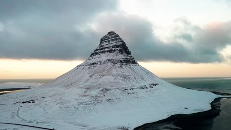 hiperlapso para la montaña helada en islandia, mientras las nubes cubren el cielo y el mar al fondo