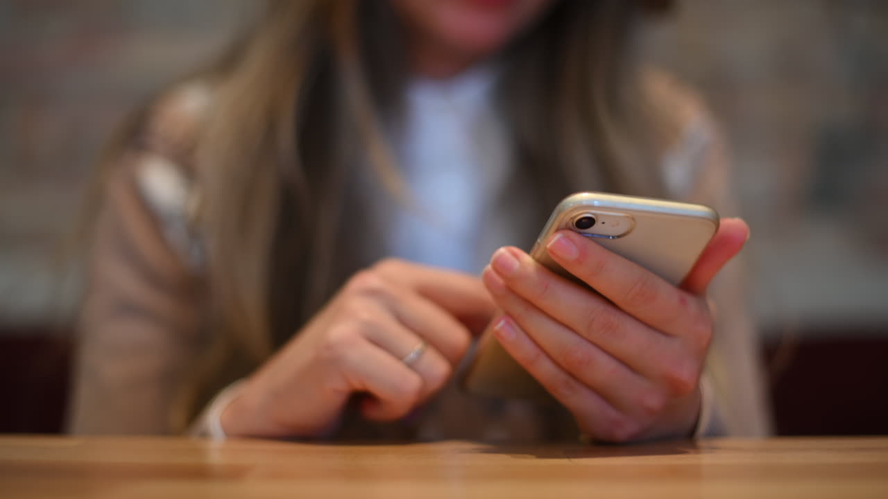 Donna che lavora al cellulare in un ristorante