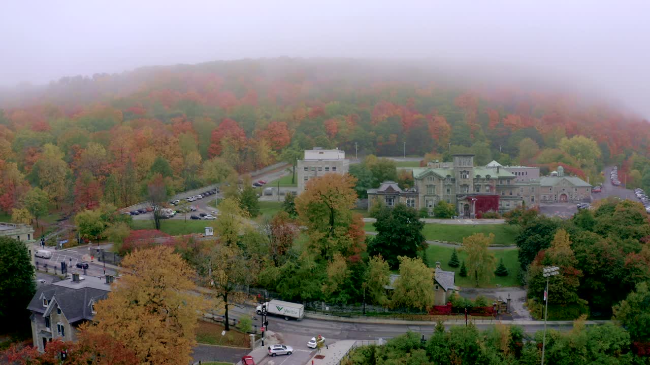 toma aérea de un antiguo edificio baronial escocés en la montaña mount-royal en una mañana nublada de otoño en montreal