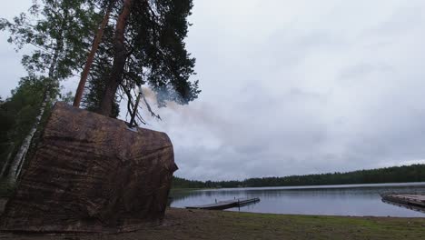 Timelapse:-Tienda-De-Sauna-De-Pared-De-Camuflaje-Con-Pipa-De-Estufa-Humeante-Junto-Al-Lago-Boreal