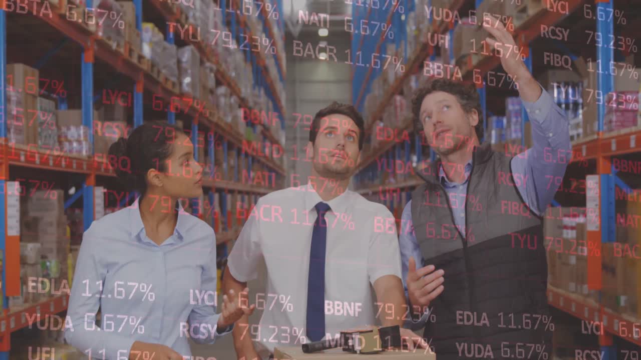 창고에서 일하는 남성과 여성에 대한 데이터 처리의 애니메이션