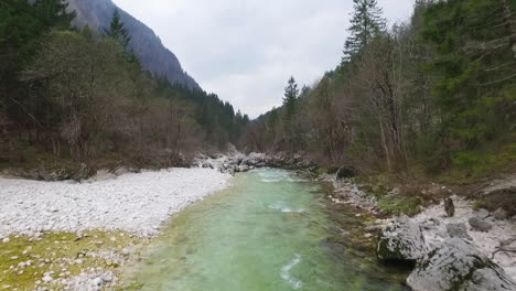 Aerial---Tiefflug-über-Dem-Türkisfarbenen-Fluss