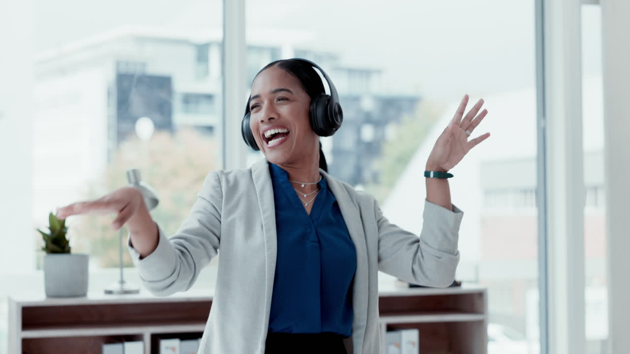 춤, 비즈니스 여인 및 음악 헤드폰