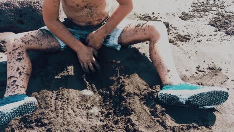 Niño-Jugando-Con-Tierra-Al-Aire-Libre-Cavando-Gérmenes-De-Arena-Es-Bueno-Para-La-Suciedad-Del-Alma-Del-Cuerpo-Sistema-Inmunológico-Más-Fuerte,-Menos-Alergias,-Mejor-Digestión,-Menos-Enfermedades-Del-Corazón,-Manejo-Del-Estrés-Antidepresivo-Natural