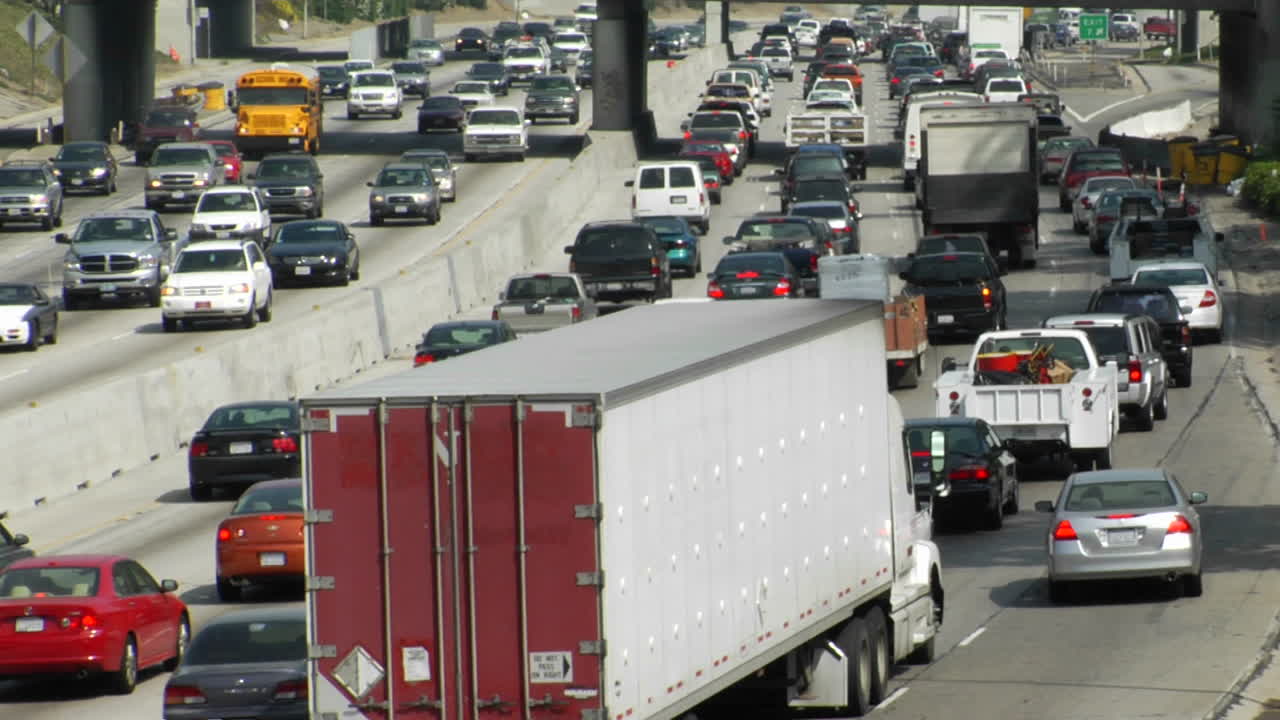 트래픽은 로스앤젤레스 5의 바쁜 고속도로를 따라 천천히 움직입니다.