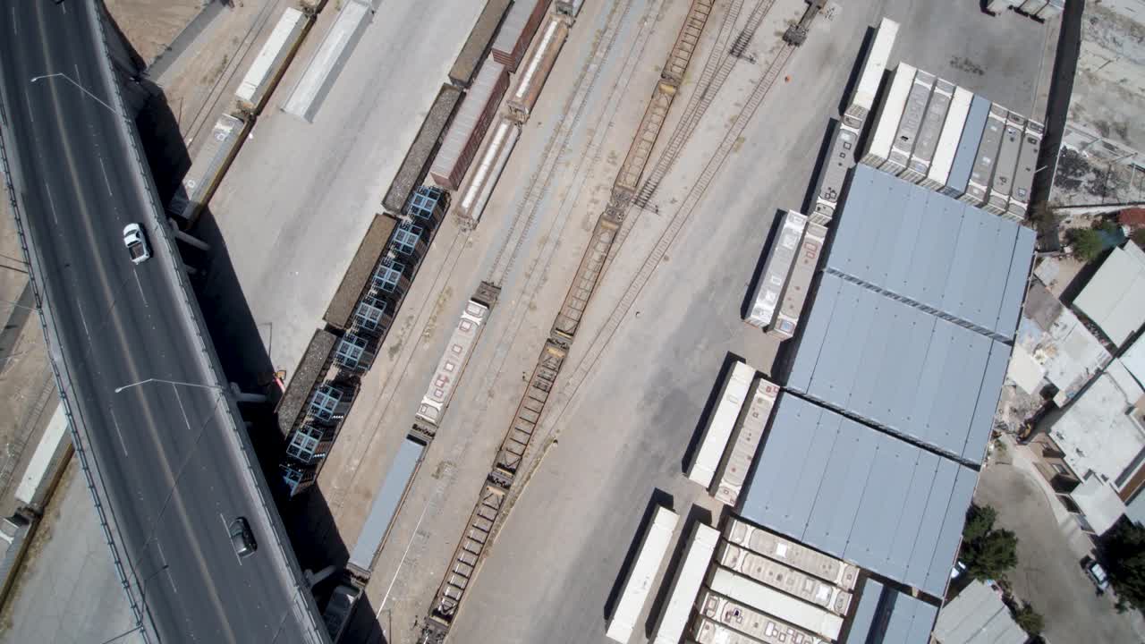 도시 거리 아래 철로 위를 비행하는 드론의 세니트 뷰