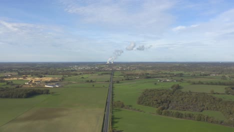 Weißer-Rauch-Aus-Kühlturm-Im-Kernkraftwerk---Straße-Zwischen-Feld