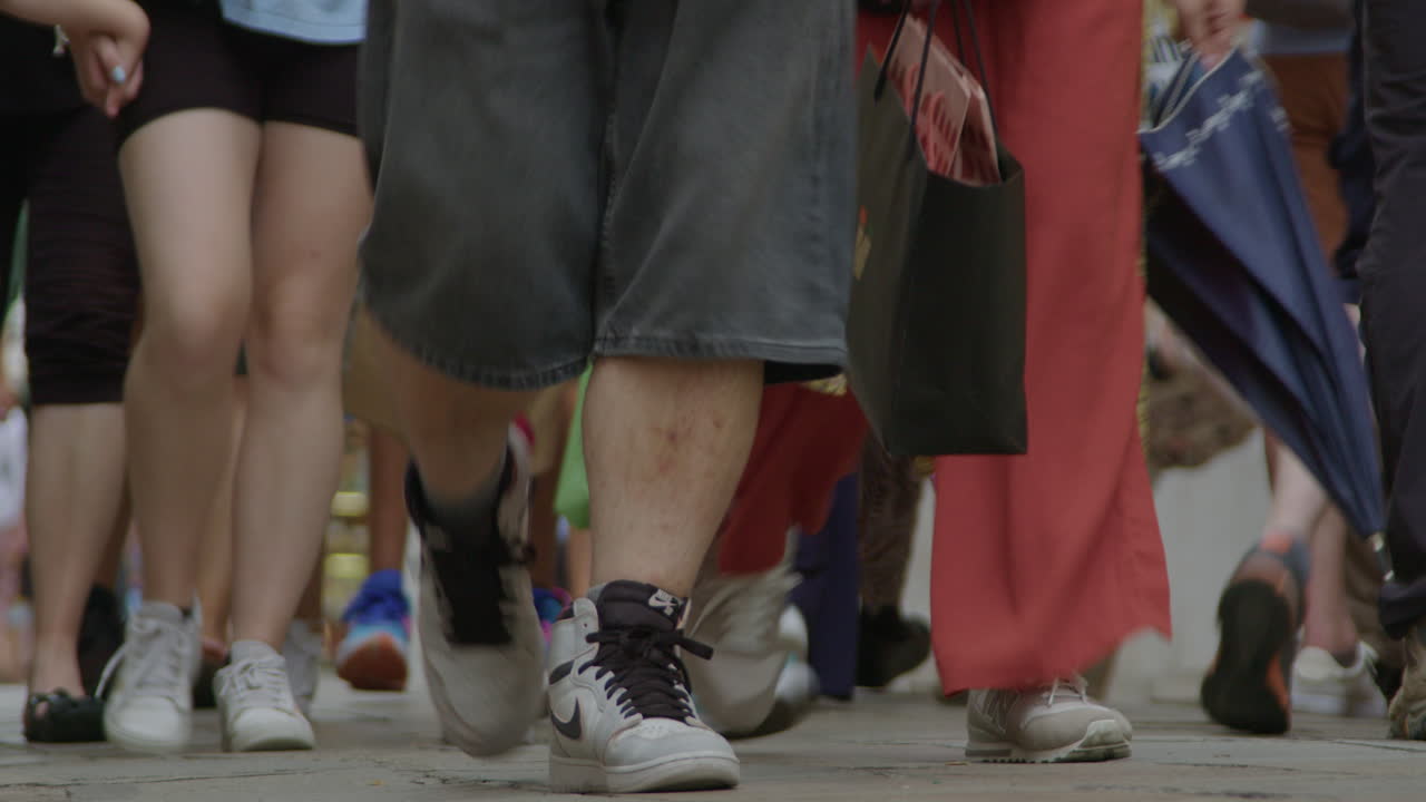 multitud de peatones ocupados